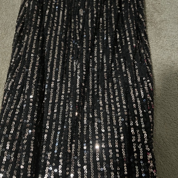 Black & Gold sequin prom/pageant dress. - Picture 4 of 5